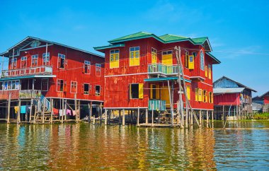 Inpawkhon köyü - popüler turistik yer çok sayıda el sanatları atölyeleri, Inle Gölü, Myanmar ile yoğun konut Uzunbacak evlerde.