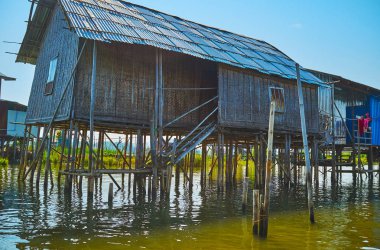 Eski evin duvarları ile uzun boylu stilts bambu panelleri, Inpawkhon, Inle Gölü, Myanmar dokunan.