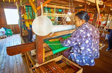 Inpawkhon, Myanmar - 18 Şubat 2018: Tekstil atölyeleri Inle Gölü ünlü pamuk, ipek ve lotus, üzerinde 18 Şubat Inpawkhon olarak yerli halk tarafından üretilen el yapımı kaliteli kumaşları.