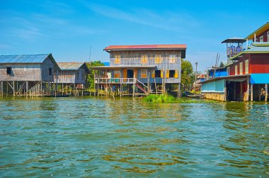 Eski Konut Konut Inle Gölü - basit zavallı binalar su street, Inpawkhon, Myanmar boyunca Stilts üzerinde.