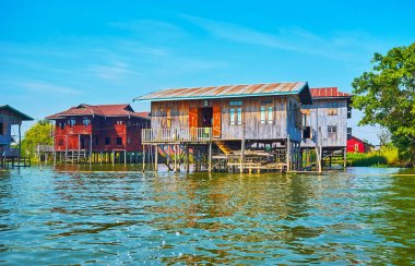 Ahşap evler stilts üzerinde Inle Gölü üzerinde geleneksel yöre için Inpawkhon, Myanmar.