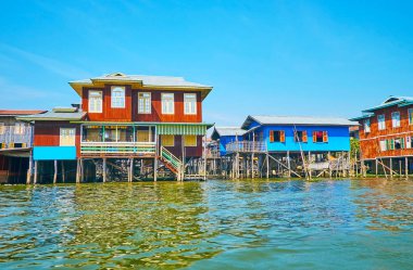 Inle Gölü manzaralı Köyü ile renkli ahşap evler stilts üzerinde ve dar kanallar sokaklarda, Inpawkhon, Myanmar.