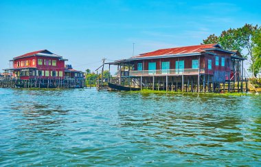 Inle Gölü geleneksel renkli ahşap evler ve hızlı kayaklarının, Inpawkhon, Myanmar, Uzunbacak köyler için popüler.