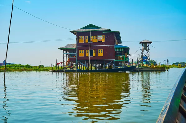 Bytový Dům Chůdách Dřevo Vodárenská Věž Stojící Vedle Inle Lake — Stock fotografie