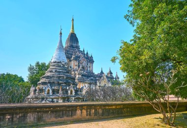 Altın top, Bagan, Myanmar ile büyük Gawdawpalin tapınağın ön plan üzerinde küçük pagoda