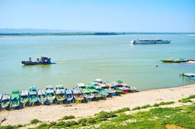 Demirli eski yolcu tekneleri turistler Bagan, Myanmar Irrawaddy Nehri üzerinde bir tekne turu için bekleyin