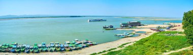 Panoramik Irrawaddy nehir ve demirli küçük tekneler ve turist çok katlı gemi eski Bagan, Myanmar