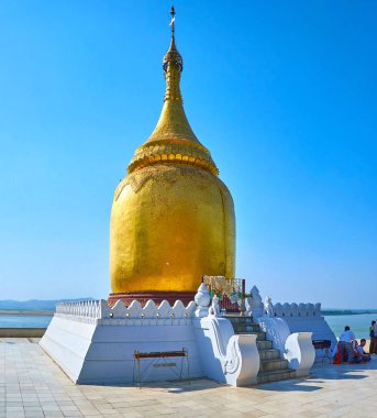 Bagan, Myanmar - 24 Şubat 2018: Güzel yaldızlı Bu Paya 24 Şubat Bagan, Irrawaddy Nehri'nin kıyısında yamaçta bulunan Pagoda