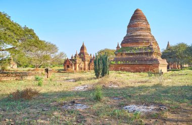 Bagan terk edilmiş tapınak yavaş yavaş çim ile büyümüş ve yok, Myanmar