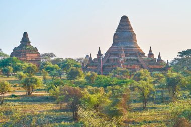 Görünümü üzerinde büyük antik Ngakywenadaung pagoda akşam ışıklar, Bagan, Myanmar