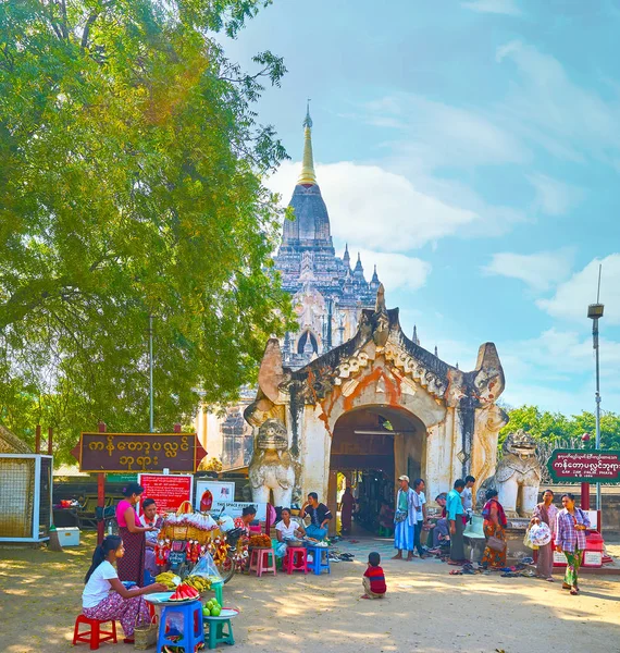Bagan Myanmar Febrero 2018 Numerosos Comerciantes Entrada Del Templo Gawdawpalin — Foto de Stock