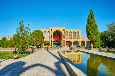 : Kerman, Iran - 15 Ekim 2017: Ana portal (Iwan) Ganjali Khan Grand ın Bazaarı 15 Ekim'de Kerman ön planda, Tohid Meydanı'nın yeşilliklerle ile.