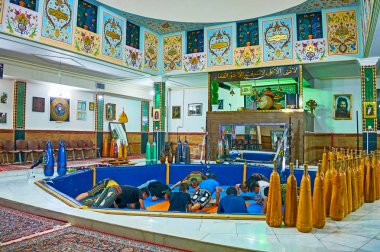 : Kerman, Iran - 15 Ekim 2017: Sporcuların spor kulübü eğitim, 15 Ekim'de Kerman geleneksel Fars güç önce ısınma push-up egzersizleri yapmak Zurkhaneh içinde grubun.