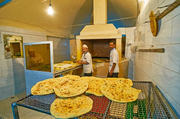 Kerman Iran October 2017 Tukang Roti Membuat Roti Pipih Tradisional — Stok Foto