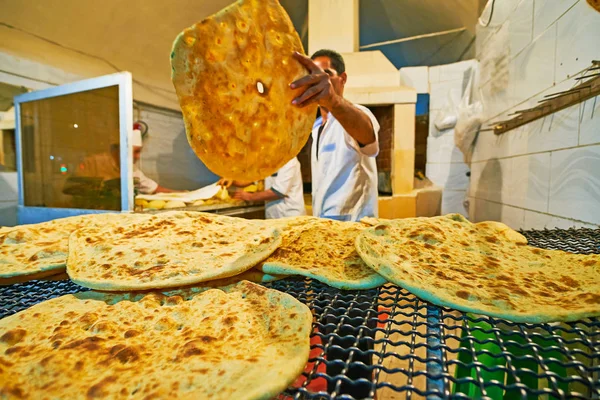 Der Bäcker Der Traditionellen Bäckerei Legt Das Frische Warme Fladenbrot — Stockfoto