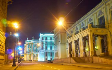 Yeni Hermitage Portico atlaslar heykeller Saint Petersburg'daki Kış Sarayı en anıtsal girişleri biridir