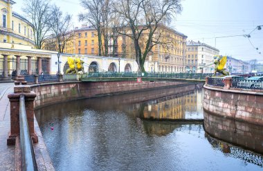Saint Petersburg, Rusya Federasyonu - 27 Nisan 2015: Bir vurgun Griboedov kanal güzel yaya banka köprü yaldızlı kanatlı Griffin heykeller ile 27 Nisan S. Petersburg sahiptir