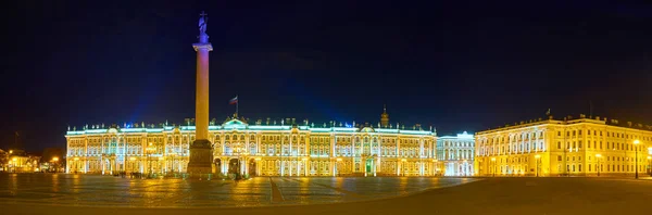 周辺建物 ロシア連邦 サンクトペテルブルクの美しいイルミネーションで夜のロワイヤル広場のパノラマ — ストック写真