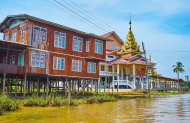 Ywama İlçesi Inle Gölü üzerinde çok sayıda Budist tapınaklar, manastırlar ve türbelerin ile korunmuş ortaçağ pagodadan, Hacılar ve turistler, Myanmar arasında popüler hale sahiptir.