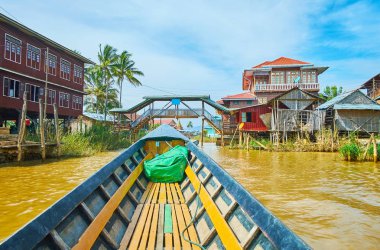 Arka planda, Myanmar köprü manzaralı Inle Gölü Ywama köyü ahşap evler boyunca Kano yüzen.