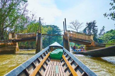 Inn tein, Myanmar - 18 Şubat 2018: Eski ayak köprüden dere üzerinde 18 Şubat Inn tein içinde arkasında, her iki kıyısında bir yeşil orman ile.