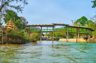 Dar mevsimlik dere Inn tein (Indein) Köyü ahşap barajlar, yaya köprüler ve yemyeşil ormanları kıyısında kano gezisi, Inle Gölü, Myanmar için en iyi yer.