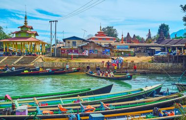 Inn tein, Myanmar - 18 Şubat 2018: Nyaung Ohak arkeolojik ve dini kompleks, üzerinde 18 Şubat Inn tein creek Inle Gölü üzerinde meşgul wharf.