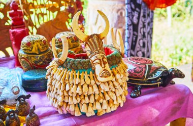Hayvanların dişleri ile dekore edilmiş kabile erkek headdress, Myanmar, Inle Gölü üzerinde Inn tein (Indein) Köyü en alışılmadık armağanlar biridir.