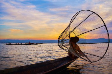 Bu büyük konik nat Inle Gölü üzerindeki Birman balıkçıların geleneksel araç, onlar otantik tekniği balıkçılık ve göl, Intha, Myanmar gelen turist için göstermek.