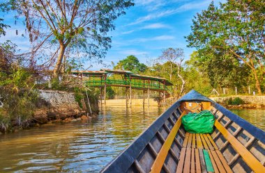 Kano gezisi boyunca Indein dar creek (Inn tein) Köyü, yeşil ormanlar arasında yer alan ve tarım Inle Gölü, Myanmar için bitişik toprakları.