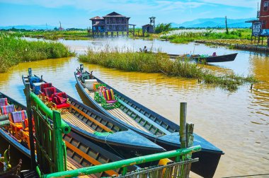 Ywama, Myanmar - 18 Şubat 2018: Uzun ve dar Kano Inle Gölü, Balık tutma, insan, eşya ve diğer ihtiyaçlarına, 18 Şubat Ywama içinde ulaşım için hizmet veren ana ulaşım vardır.