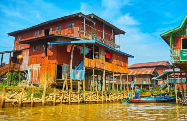 Ywama, Myanmar - 18 Şubat 2018: Eski ahşap binalar, dar sokaklarda Inle Gölü suları ve 18 Şubat Ywama içinde yüzen kano ile villagescape.