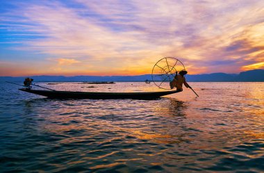 Bir bacak kürek ve diğer geleneksel balıkçı becerilerini izliyor popüler cazibe Inle Gölü, Intha, Myanmar.