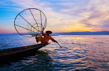 Intha, Myanmar - 18 Şubat 2018: Inle Gölü üzerinde balıkçılar usta ve 18 Şubat Intha içinde kendi balıkçılık tekniği ile çok ilginç hileler var.