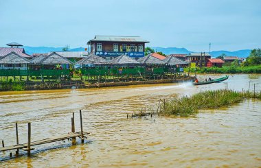 Ywama, Myanmar - 18 Şubat 2018: Geleneksel restoranlar ve Uzunbacak evler aile kafelerde 18 Şubat Ywama içinde Inle Gölü, ziyaret turistler arasında popüler.