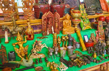Piyasa ahır sayaç geniş yelpazede el yapımı ahşap Hediyelik eşya, metal işleri ve Lake parçaları, Inn tein (Indein), Inle Gölü, Myanmar.
