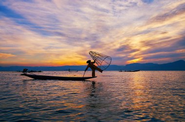 Inle Gölü romantik günbatımı gezisi bir bacak kürek çekmeye ve hileler konik net, Intha, Myanmar ile yerel balıkçılık - sanat izlemek için en iyi fırsattır.