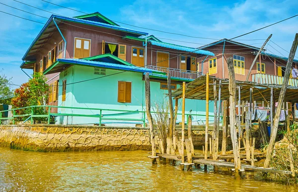 Stuga Inlesjön Med Raden Gamla Trästolpar Förgrunden Ywama Myanmar — Stockfoto