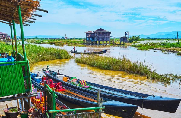 Ywama Myanmar Febrero 2018 Las Canoas Están Amarradas Casa Zancos —  Fotos de Stock