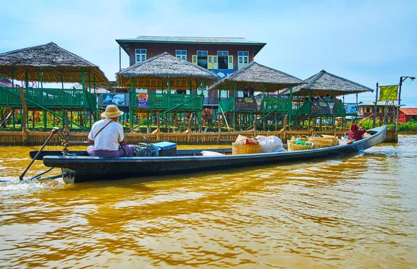 Ywama Myanmar Février 2018 Les Villageois Canot Flottant Plein Marchandises — Photo