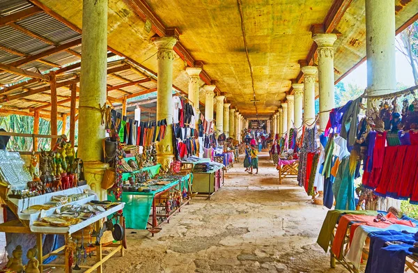 Inn tein, Myanmar - 18 Şubat 2018: Nyaung Ohak karmaşık, üzerinde 18 Şubat Inn tein içinde kapalı Hediyelik eşya pazarının alleyway boyunca Ortaçağ sütunlar.