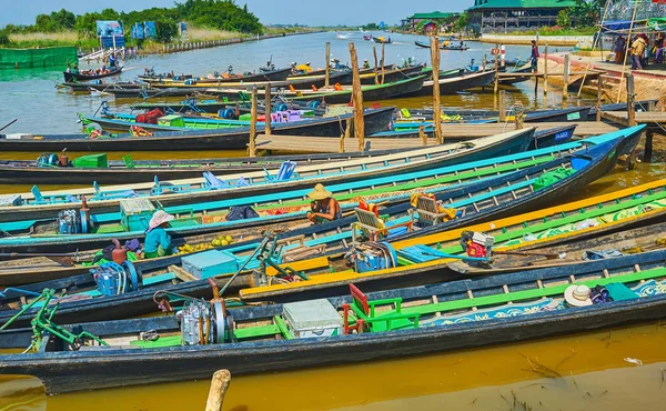 Ywama Myanmar Febrero 2018 Las Canoas Amarradas Peregrinos Turistas Orilla — Foto de Stock