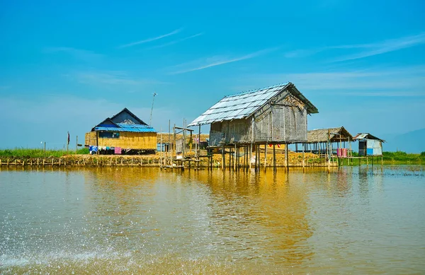 Las Pequeñas Cabañas Zancos Bambú Tejido Inle Lake Ywama Myanmar —  Fotos de Stock