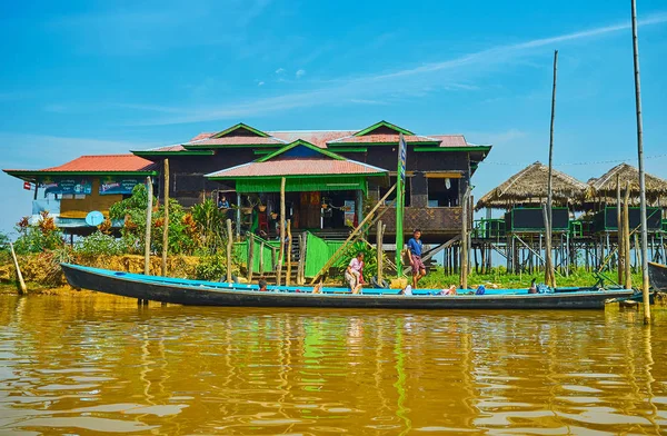 Ywama Myanmar Febrero 2018 Colorida Casa Madera Sobre Pilotes Con —  Fotos de Stock