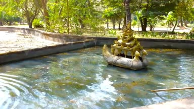 Kanbawzathadi Bahçe Saray Çeşme heykel Karaweik habersiz - Buda görüntüleri, Bago, Myanmar taşımak için efsanevi kuş (Brahman ördek) şeklinde tekne ile süslüdür.
