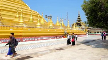 Bago, Myanmar - 15 Şubat 2018: Budist adanmışlar yürüyüş Shwemawdaw Pagoda, 15 Şubat Bago altın stupa çevresinde.