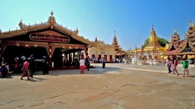 Bagan, Myanmar - 25 Şubat 2018: Doğal görüntü evleri ve türbelerin, üzerinde 25 Şubat Bagan, oyma ahşap ve altın ayrıntıları ile dekore Shwezigon Pagoda gerekçesiyle