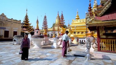 Bagan, Myanmar - 25 Şubat 2018: Kıdemli devotee zil töreni gerçekleştirir Budist, Shwezigon selami, tahta çekiç ile kyey se gong (Birmanya bell) üzerinde 25 Şubat Bagan vuruyor
