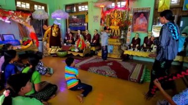 Popa, Myanmar - 26 Şubat 2018: Nat tapınak Taung Kalat tapınağın İçişleri, adanmışlar Budist görüntüleri ile bir sunak 26 Şubat Popa içinde dua