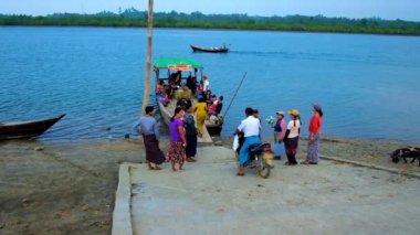 Kangyi, Myanmar - 28 Şubat 2018: Kalabalık feribot Chaung Tha, 28 Şubat Kangyi içinde başka bir nehir kıyısında bulunan için balıkçılık köyden ayrılış için hazırlar.